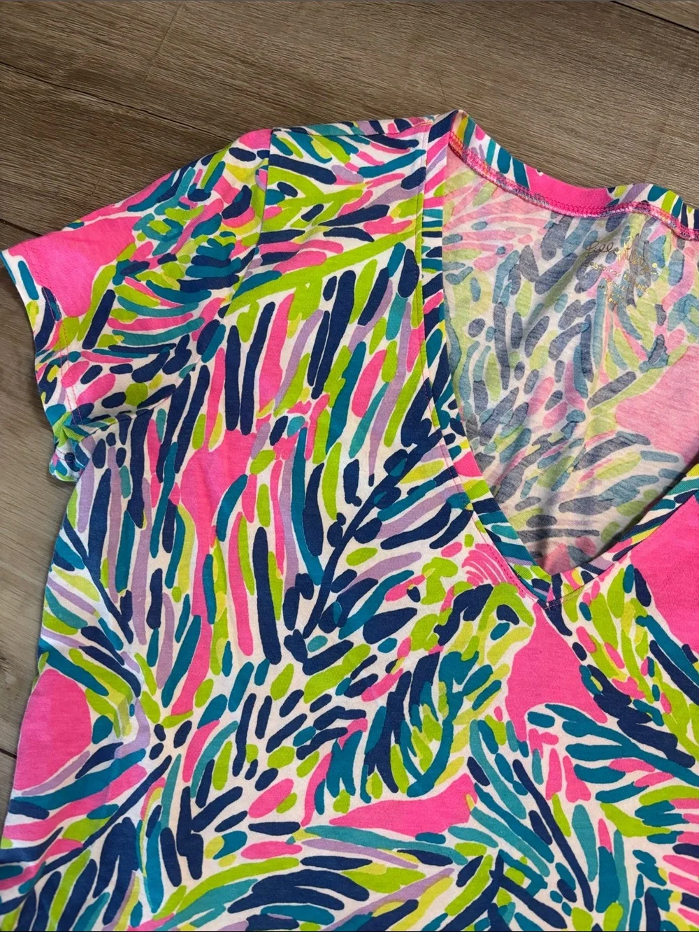 Lilly Pulitzer Michele V-Neck Top In "Palm Reader" Print - Picture 4 of 11